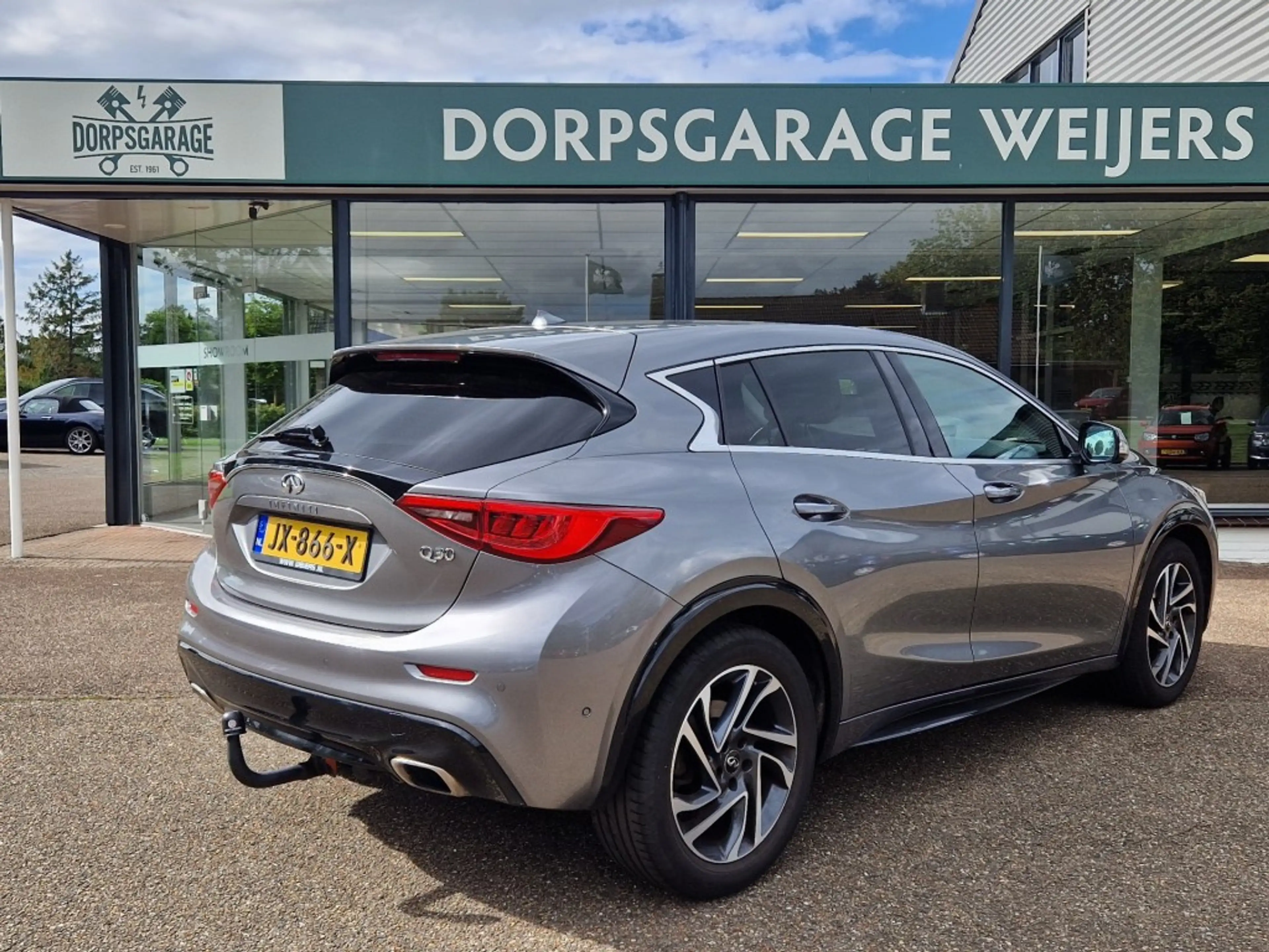 Infiniti Q30 1.6T Premium, Navi, 360camera, Trekhaak, Leder/Alc — photo 2