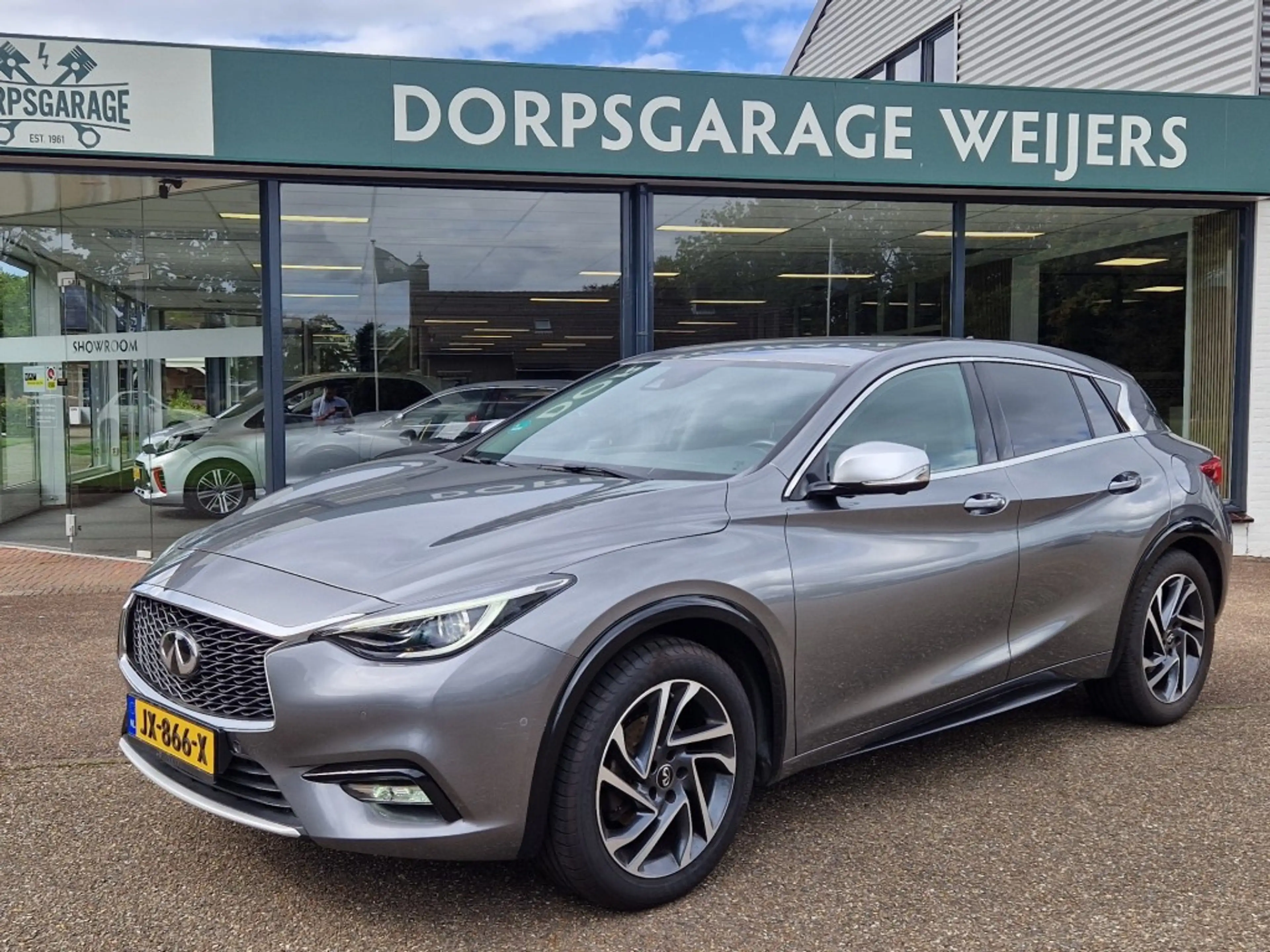 Infiniti Q30 1.6T Premium, Navi, 360camera, Trekhaak, Leder/Alc