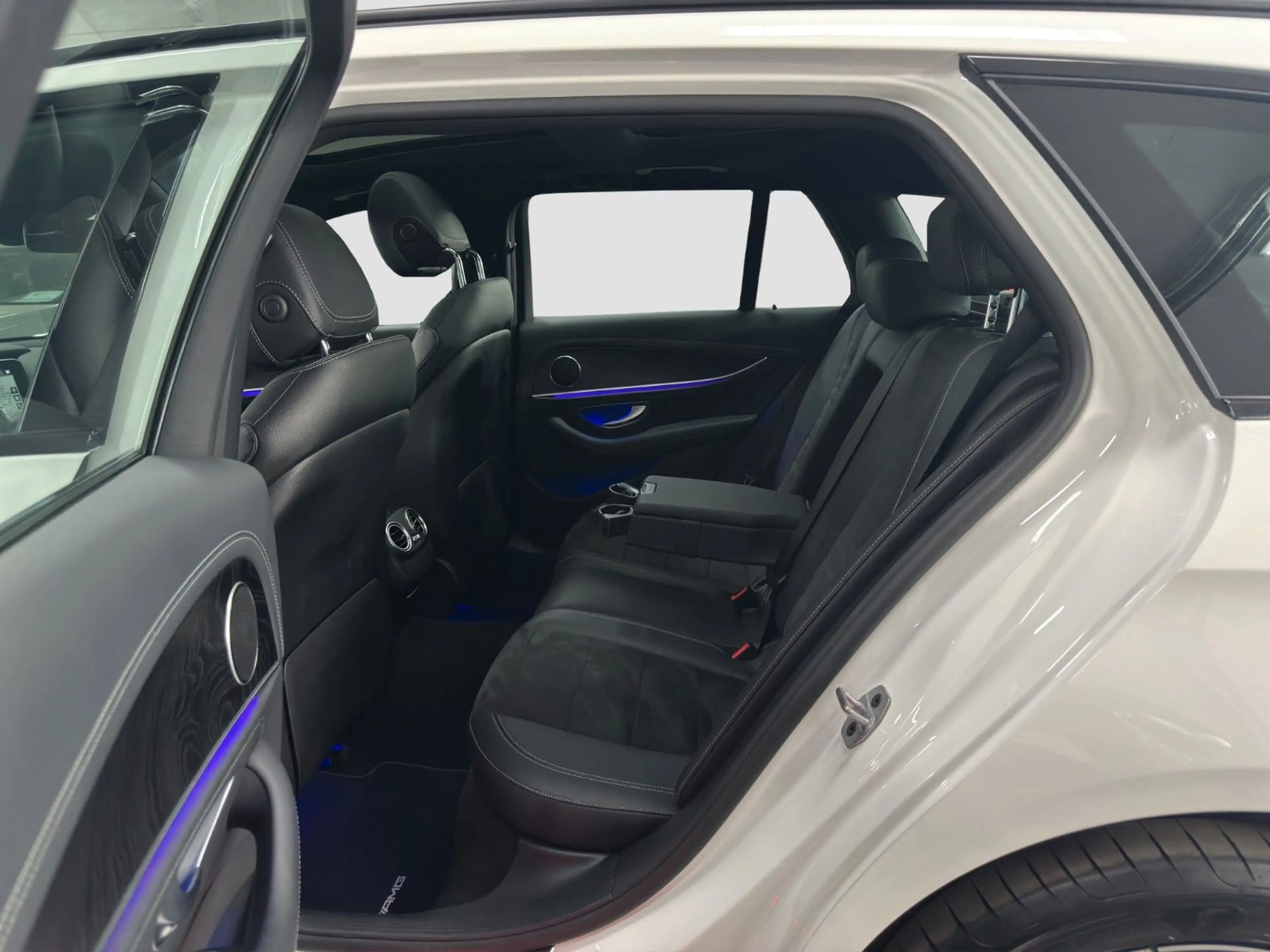 Mercedes-Benz E 300 eT AMG-LINE DSTR+ CARPLAY PANO KAMERA CARPL — photo 13