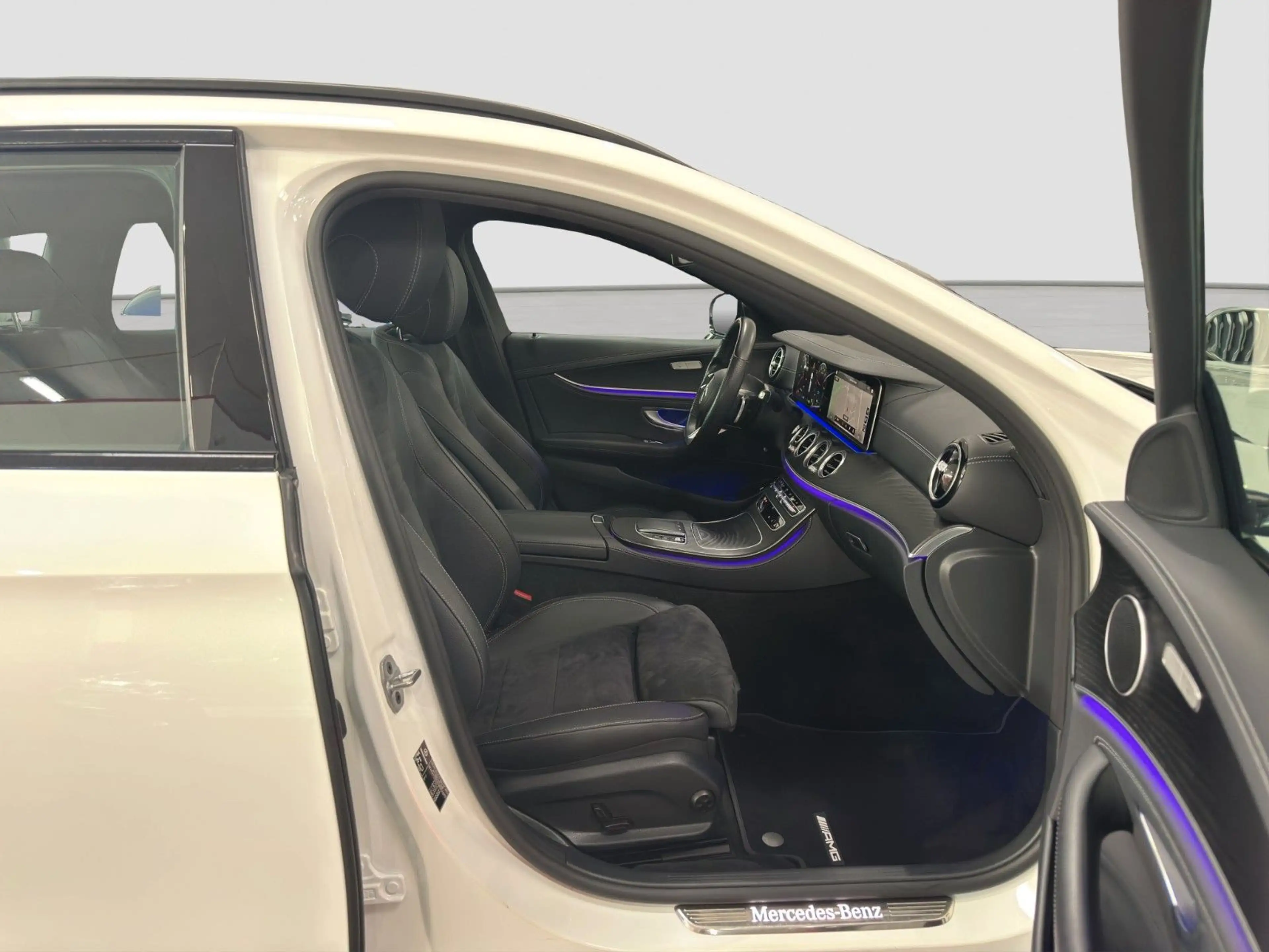 Mercedes-Benz E 300 eT AMG-LINE DSTR+ CARPLAY PANO KAMERA CARPL — photo 9