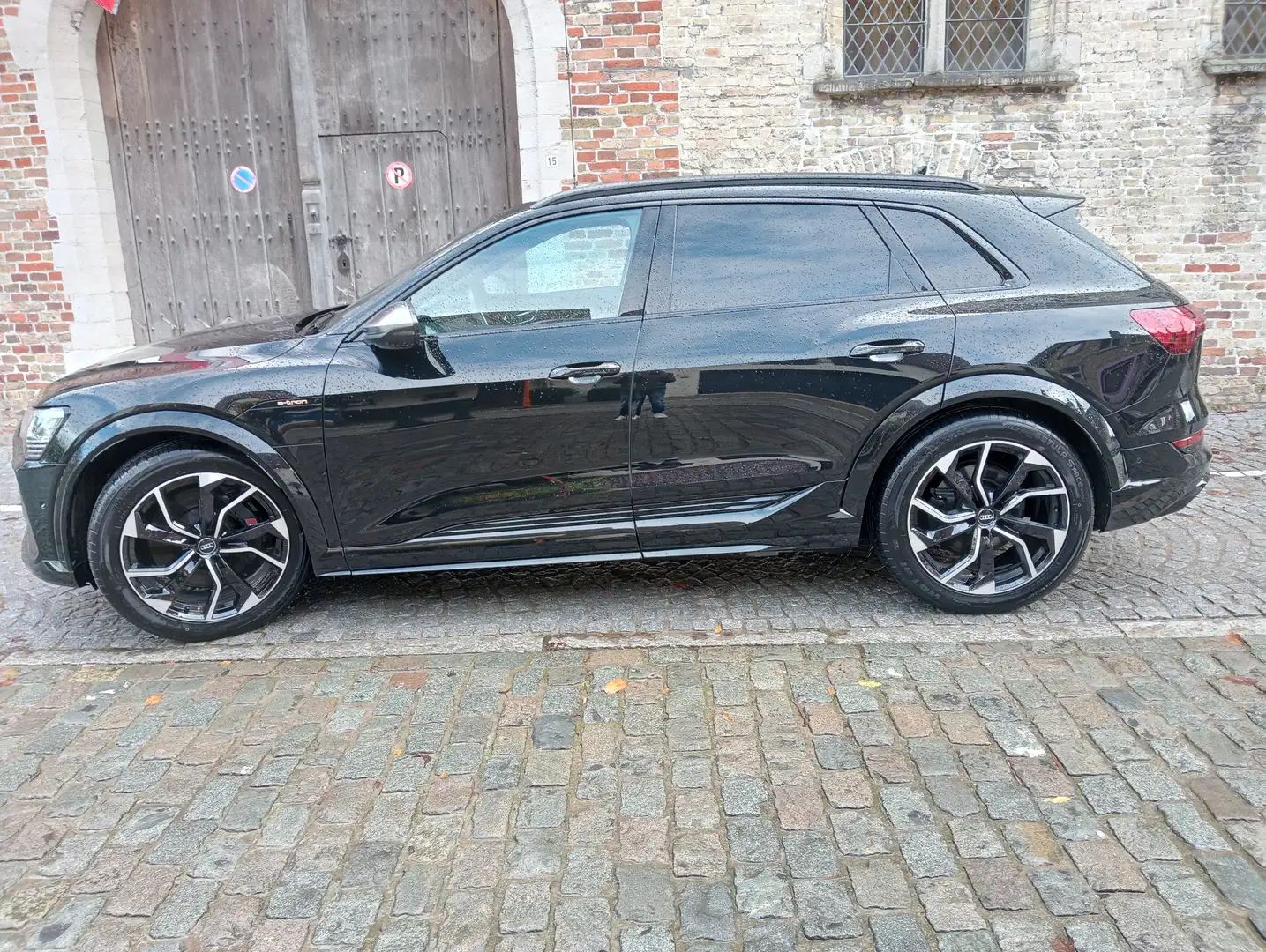 Audi SQ8 e-tron Schwarz - 1