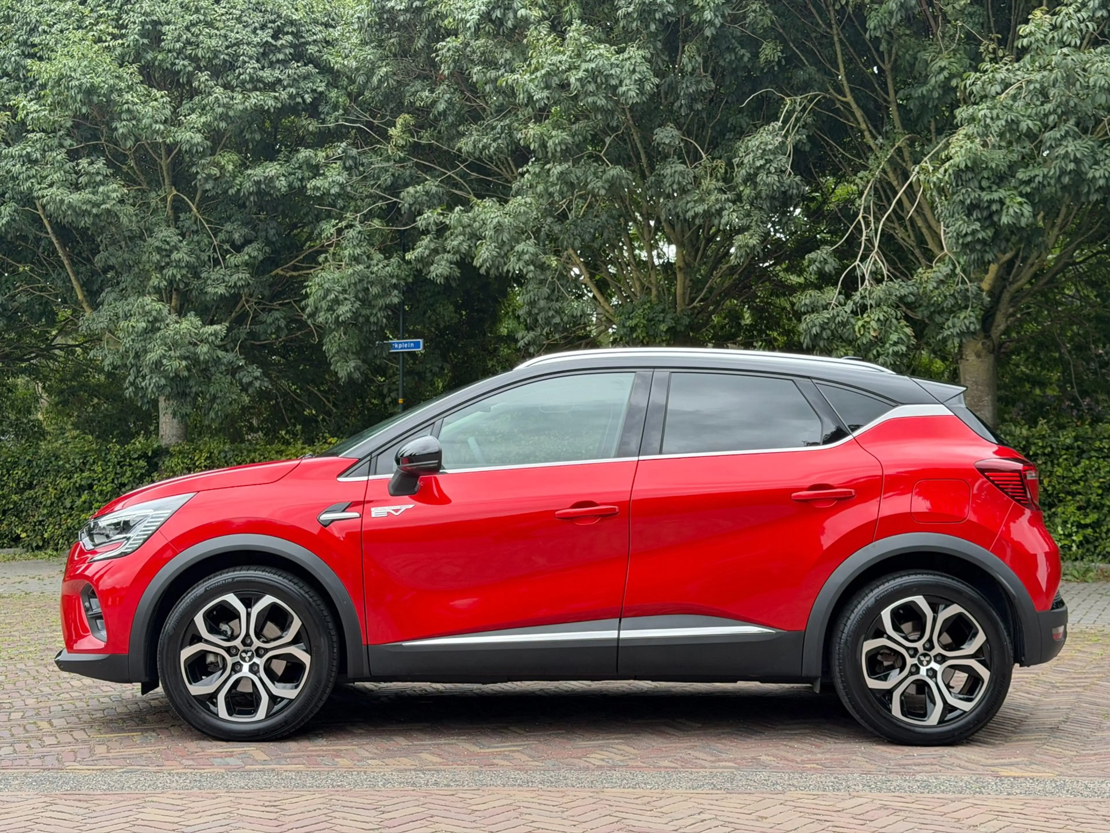 Renault Captur 1.6 E-Tech full hybrid 145 techno, Mitsubishi ASX — photo 2