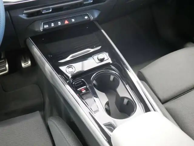 Audi Q3 view 11