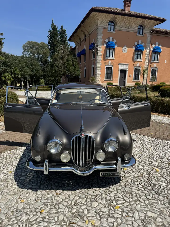 Jaguar 240, foto 3