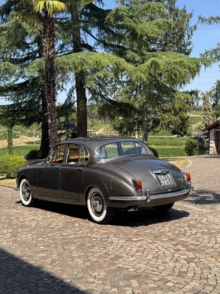 Jaguar 240, foto 2