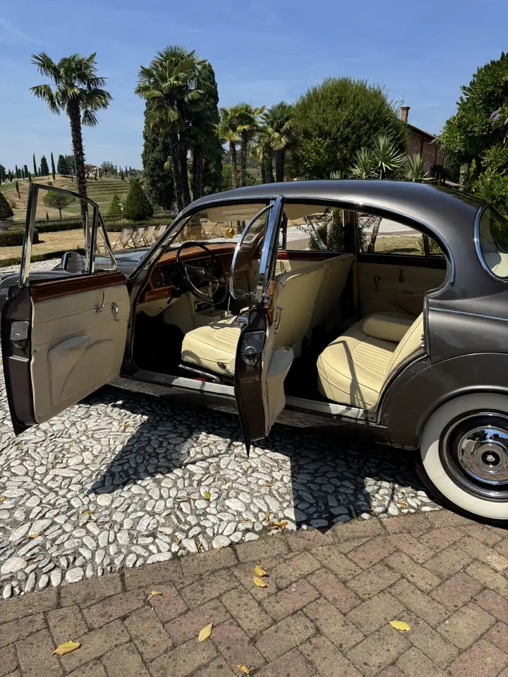Jaguar 240, foto 4