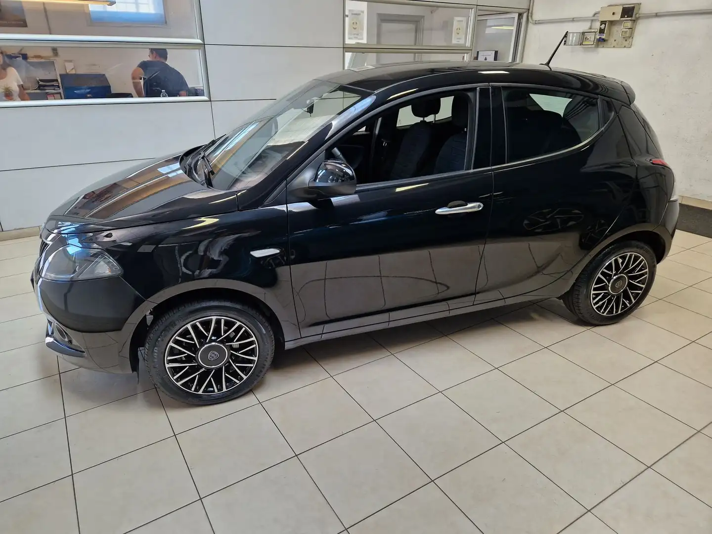 Lancia Ypsilon Ypsilon 1.0 FireFly 5 porte S&S Hybrid Platino Zwart - 2