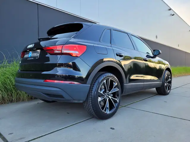 Audi Q3 view 3