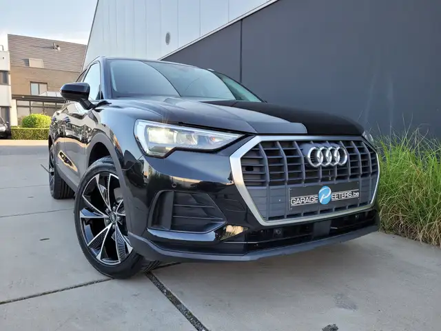 Audi Q3 view 6