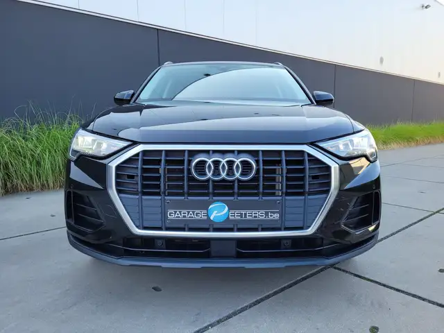 Audi Q3 view 5