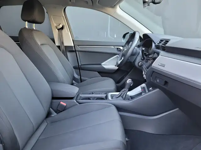 Audi Q3 view 10