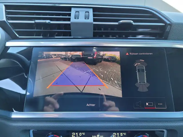 Audi Q3 view 14
