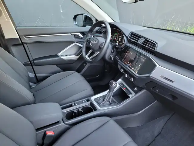 Audi Q3 view 11