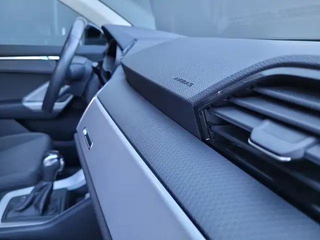 Audi Q3 view 12