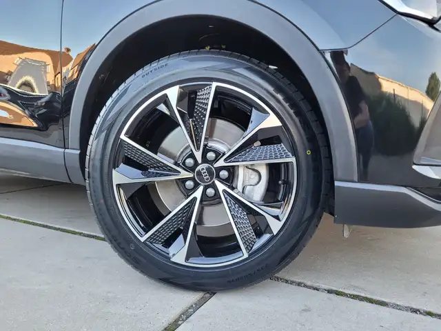 Audi Q3 view 8