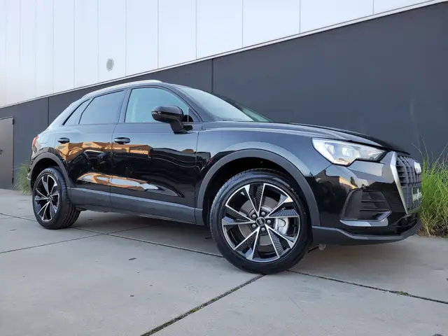 Audi Q3 main image