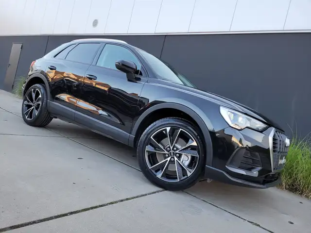 Audi Q3 view 9