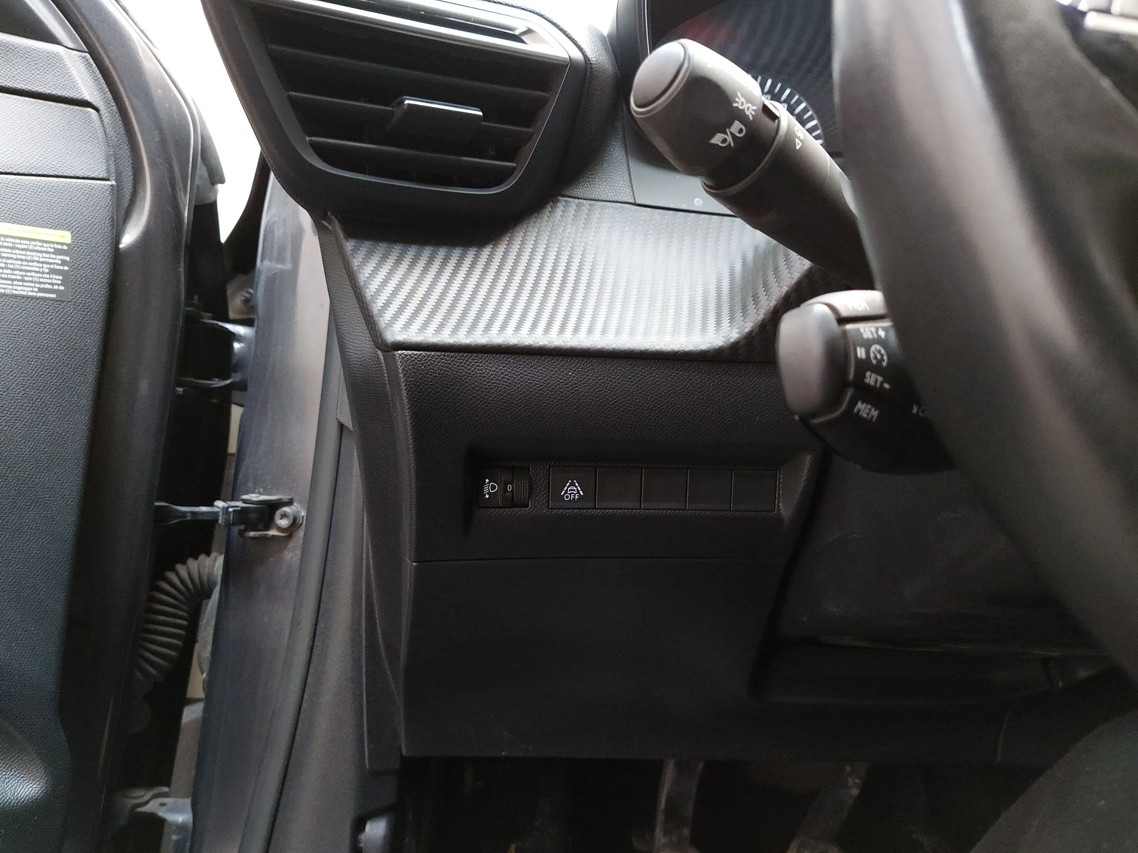 Peugeot 208 1.2 PureTech Allure Navi LED DAB Tempomat — photo 7