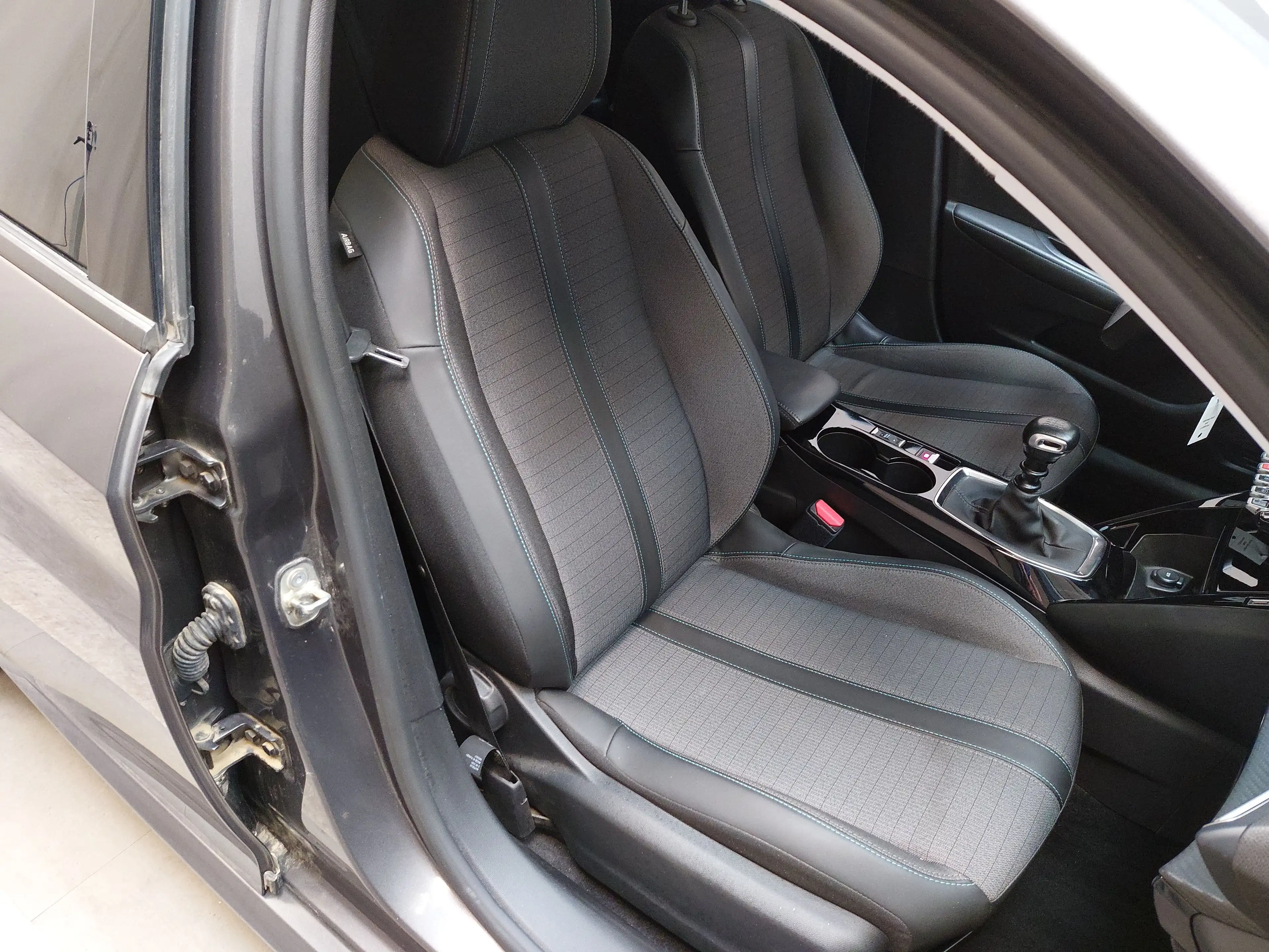 Peugeot 208 1.2 PureTech Allure Navi LED DAB Tempomat — photo 12