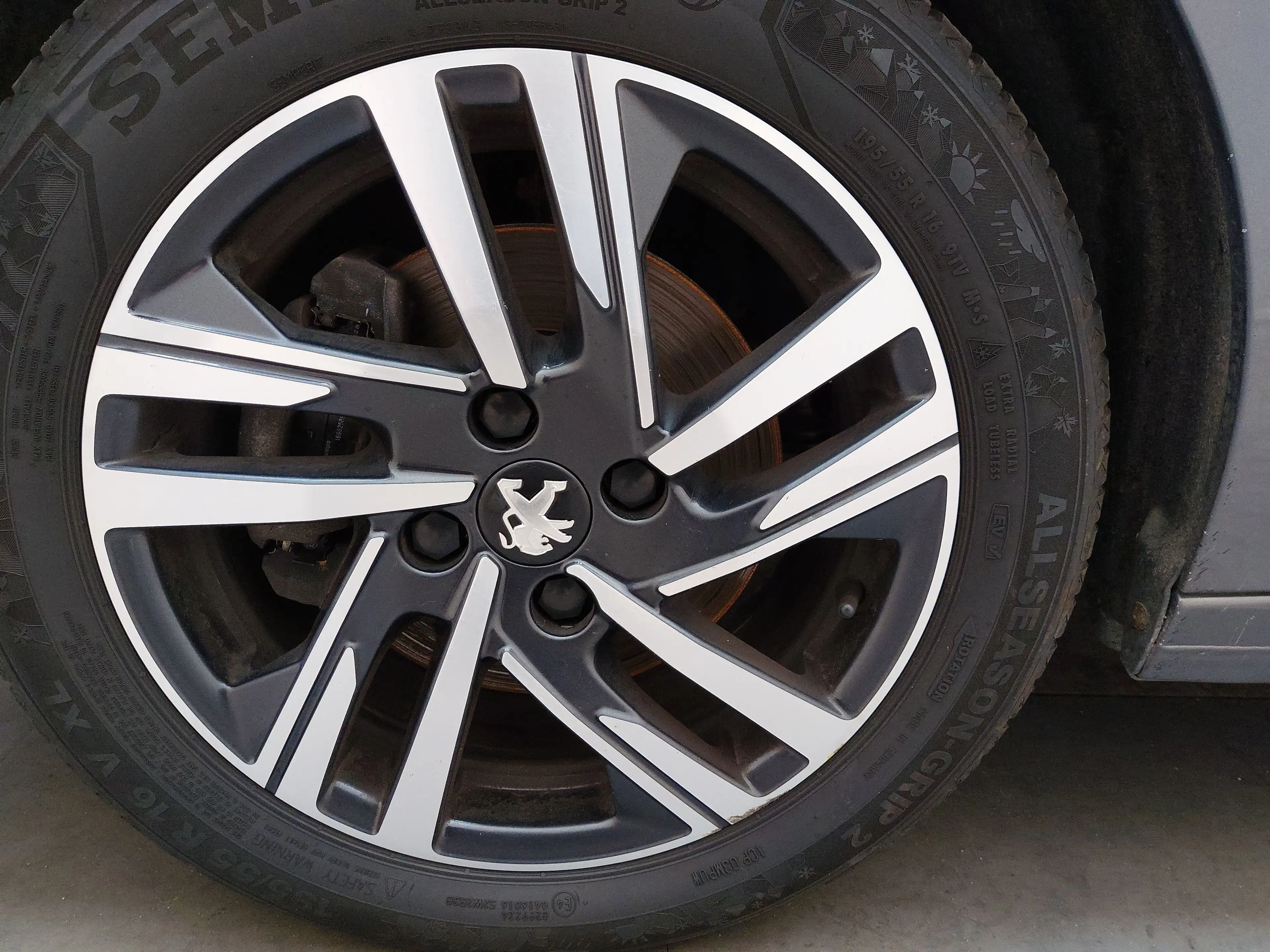 Peugeot 208 1.2 PureTech Allure Navi LED DAB Tempomat — photo 9