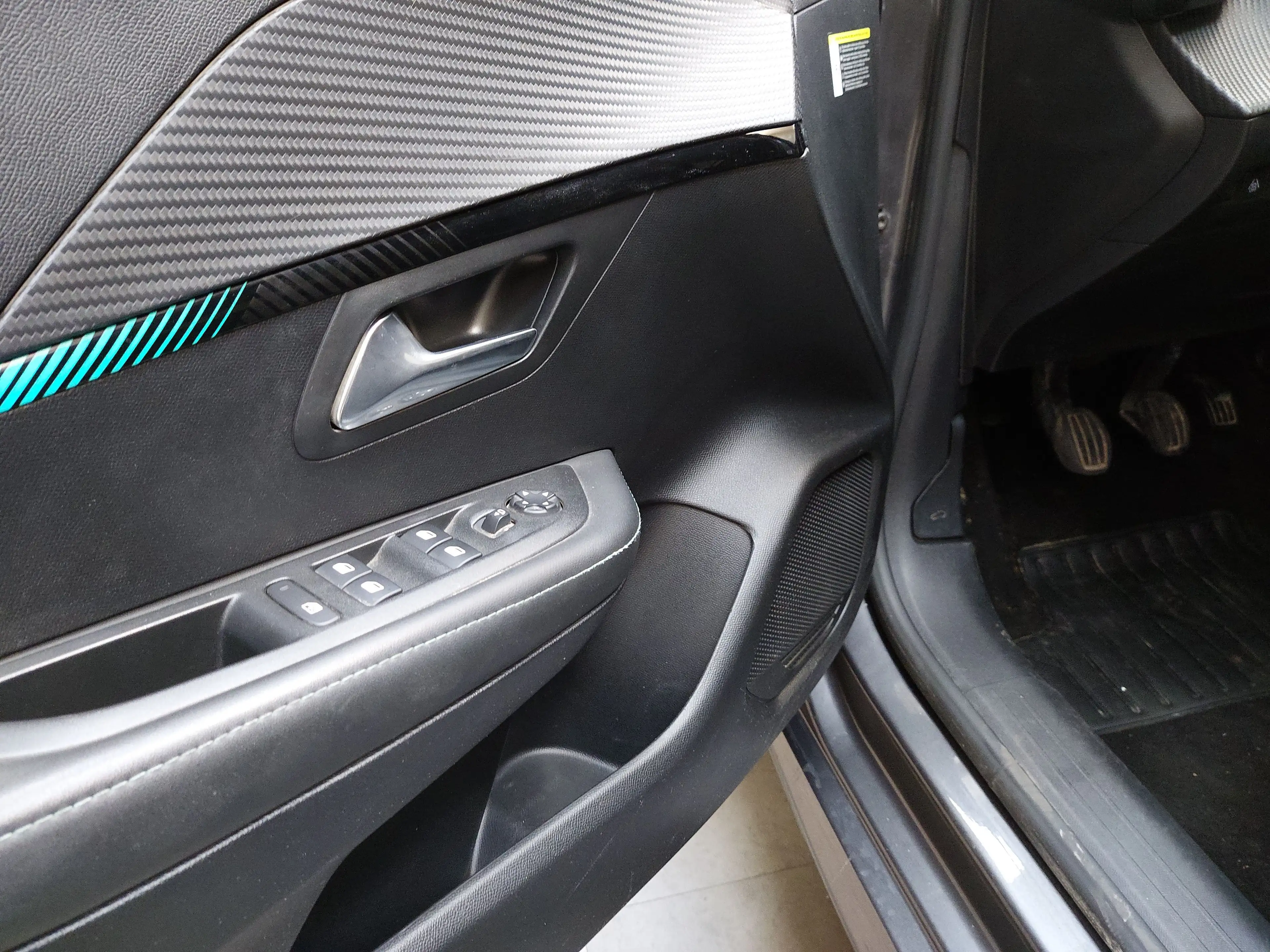 Peugeot 208 1.2 PureTech Allure Navi LED DAB Tempomat — photo 5