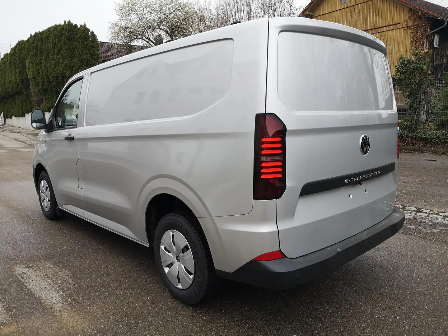 Volkswagen T7 Transporter BEV 100 kW RWD KR e- Kasten 100 kW (136 PS), He... Grau - 2