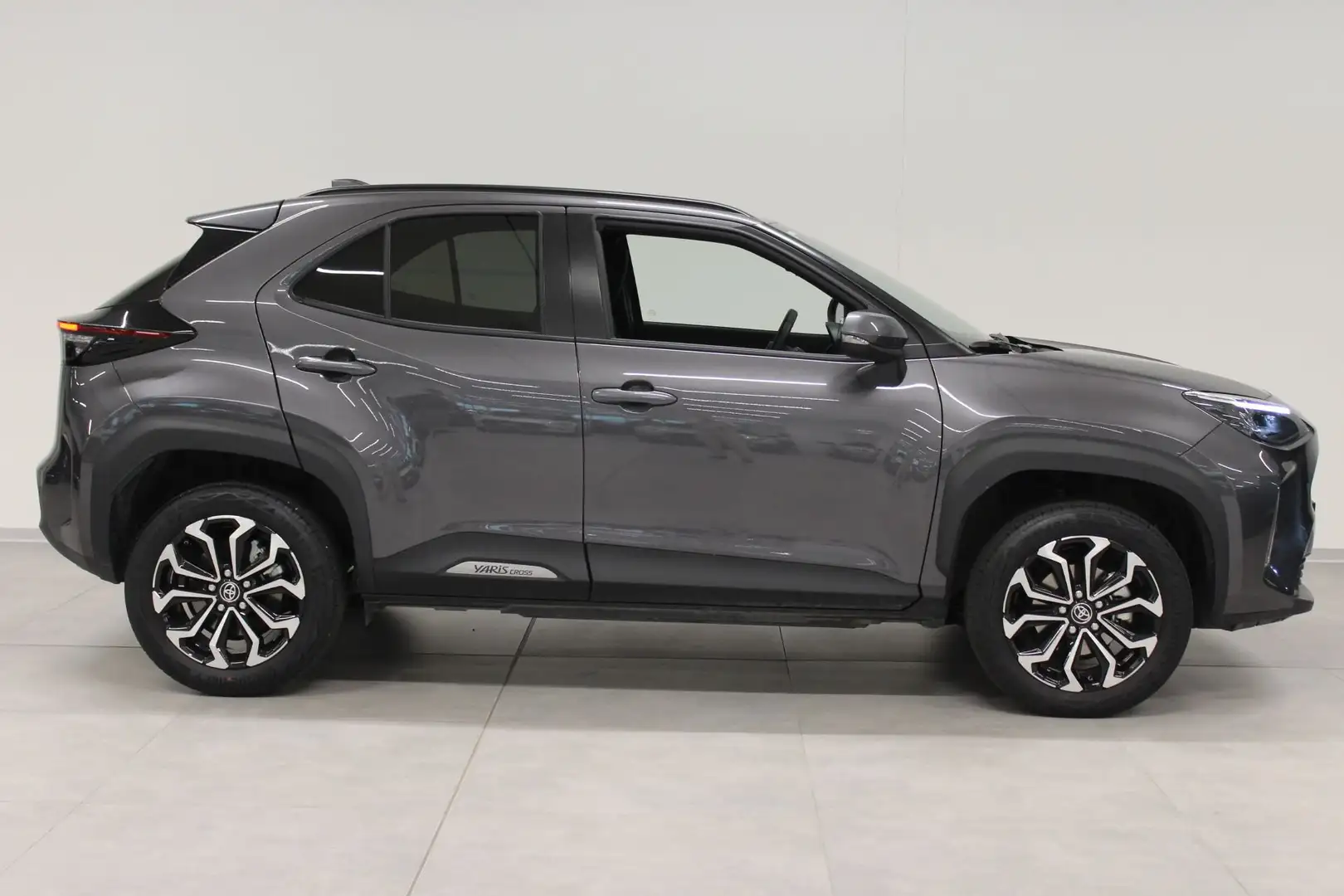 Toyota Yaris Cross 1.5 Hybrid 5p. E-CVT Trend Grau - 2