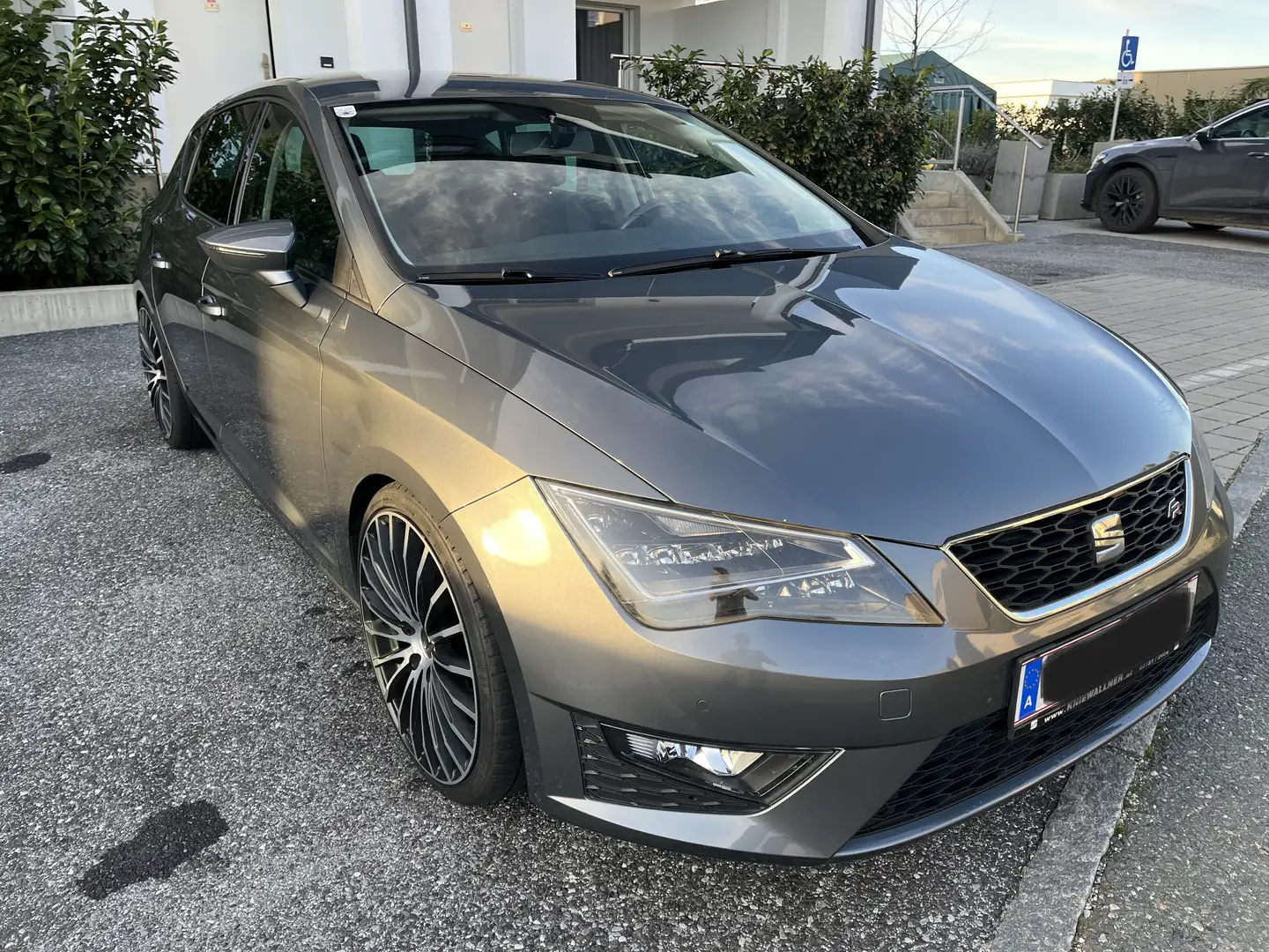 SEAT Leon FR 1,4 TSI Start-Stopp Grau - 2