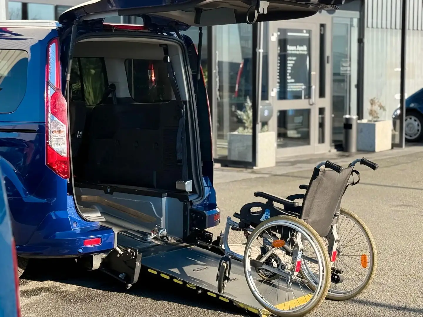 Ford Grand Tourneo -Behindertengerecht-Rampe Blauw - 1