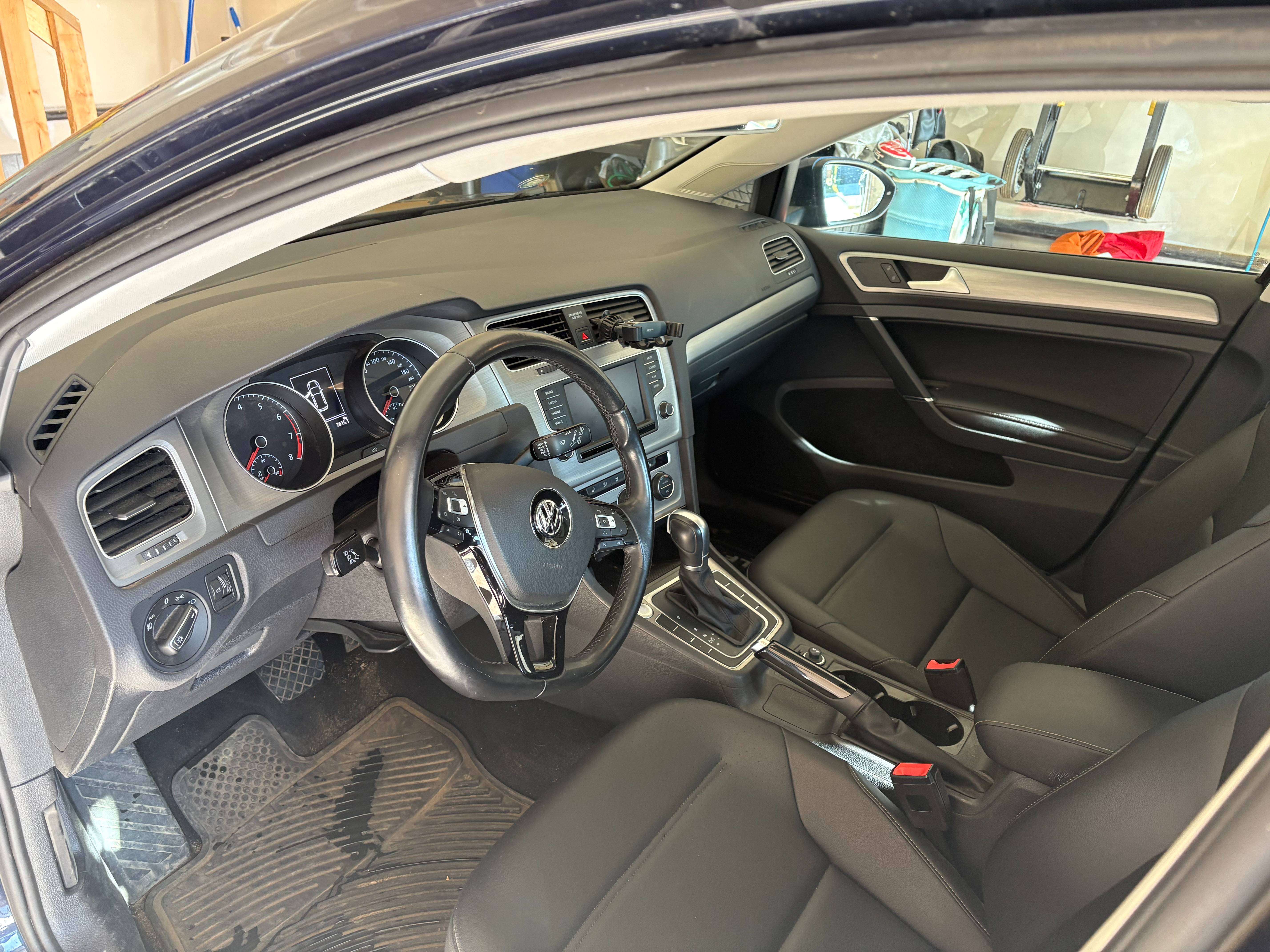 2017 Volkswagen Golf SE alt 2