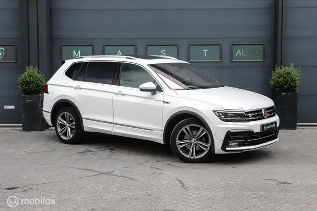 Volkswagen Tiguan Allspace view 4