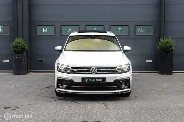 Volkswagen Tiguan Allspace view 2