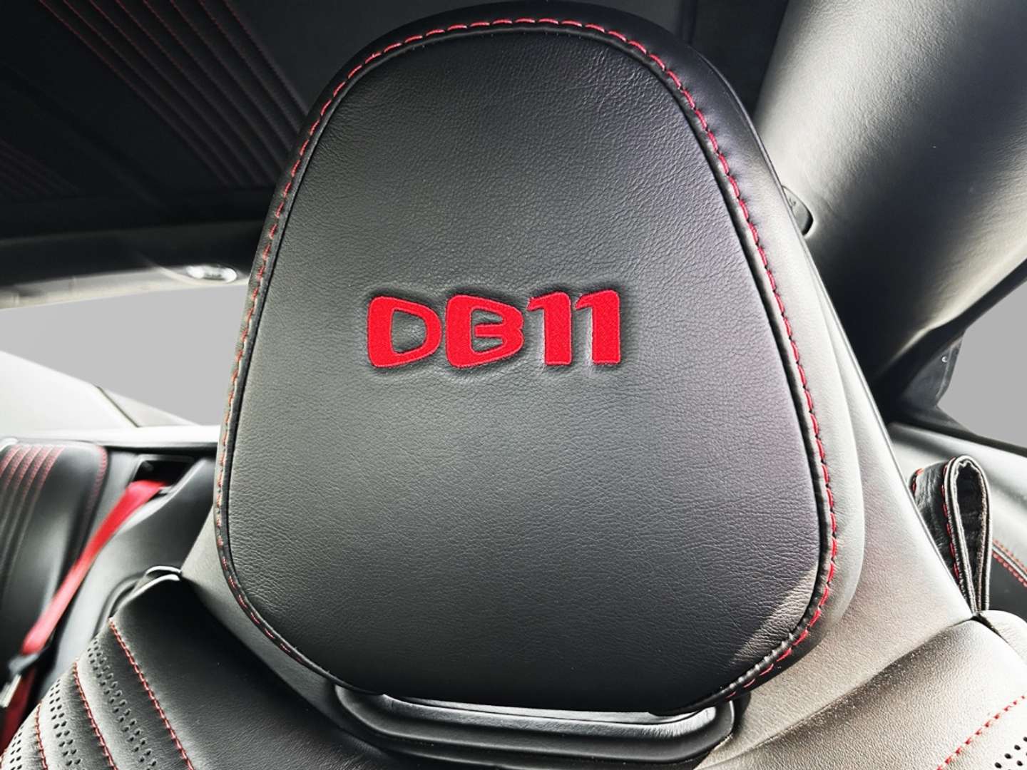 Aston Martin DB11 Coupé V8 Onyx Black -  - Joinsteer - #2