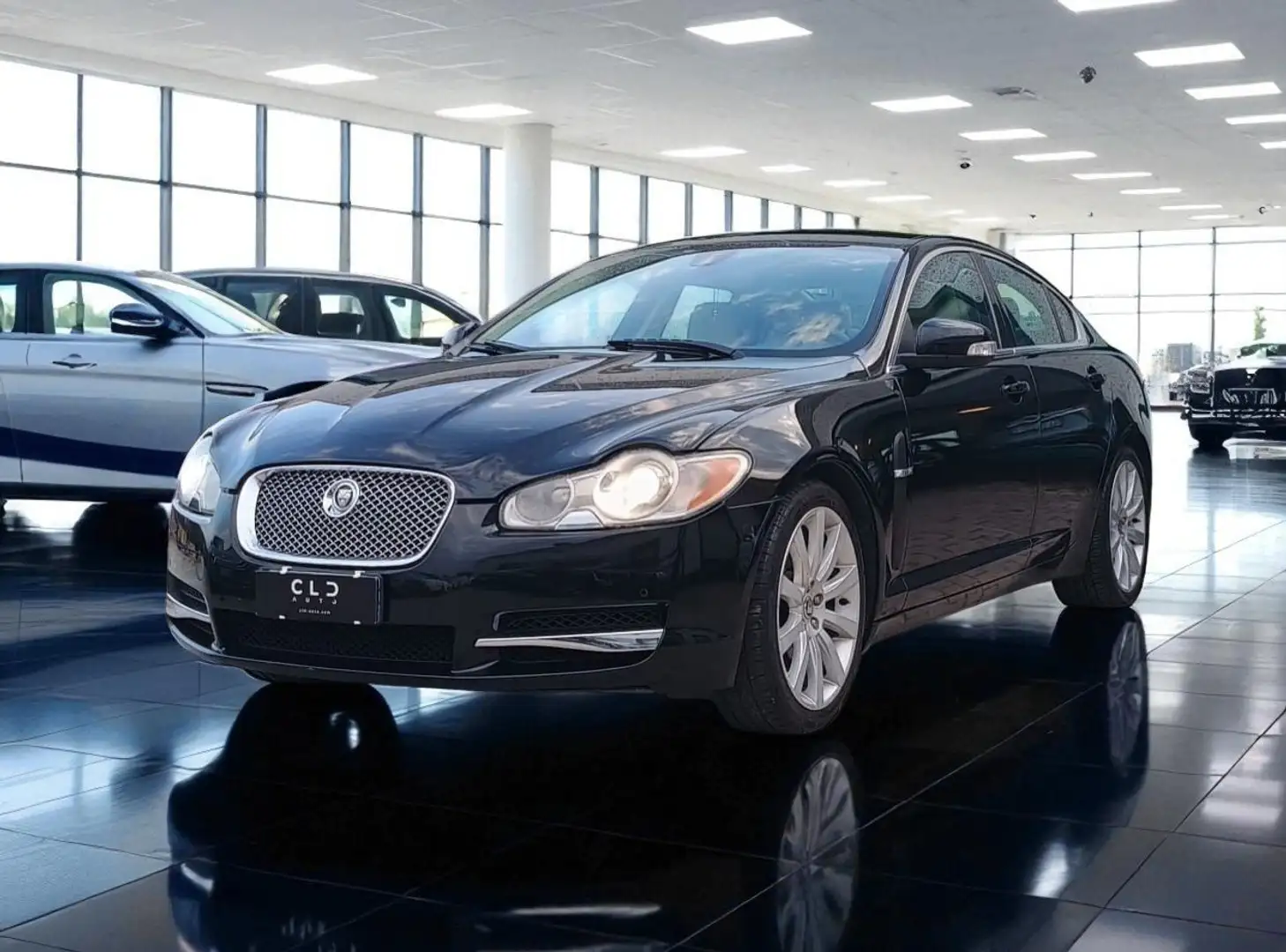 Jaguar XF XF 2.7d Luxury auto Schwarz - 2
