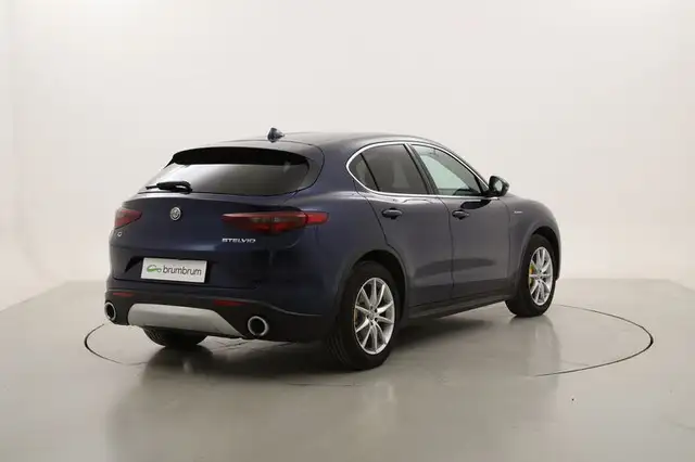 Alfa Romeo Stelvio view 5