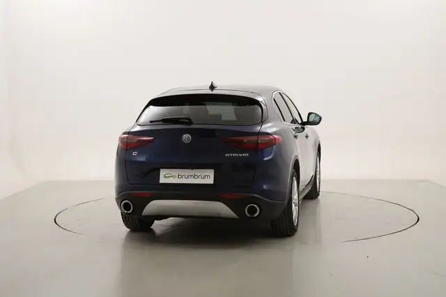 Alfa Romeo Stelvio view 4