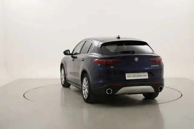 Alfa Romeo Stelvio view 3
