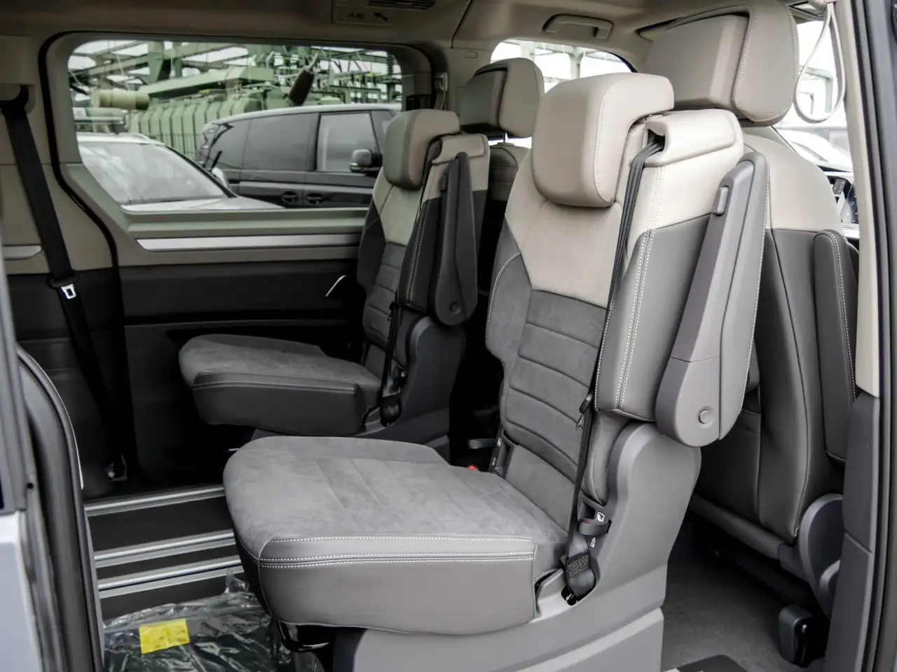 Volkswagen T7 Multivan Edition eHybrid 4M KÜ IQ.LIGHT PANO AHK 14