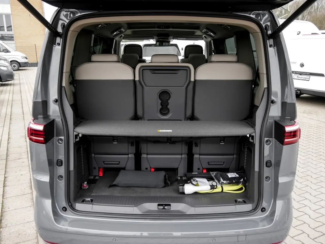 Volkswagen T7 Multivan Edition eHybrid 4M KÜ IQ.LIGHT PANO AHK 13