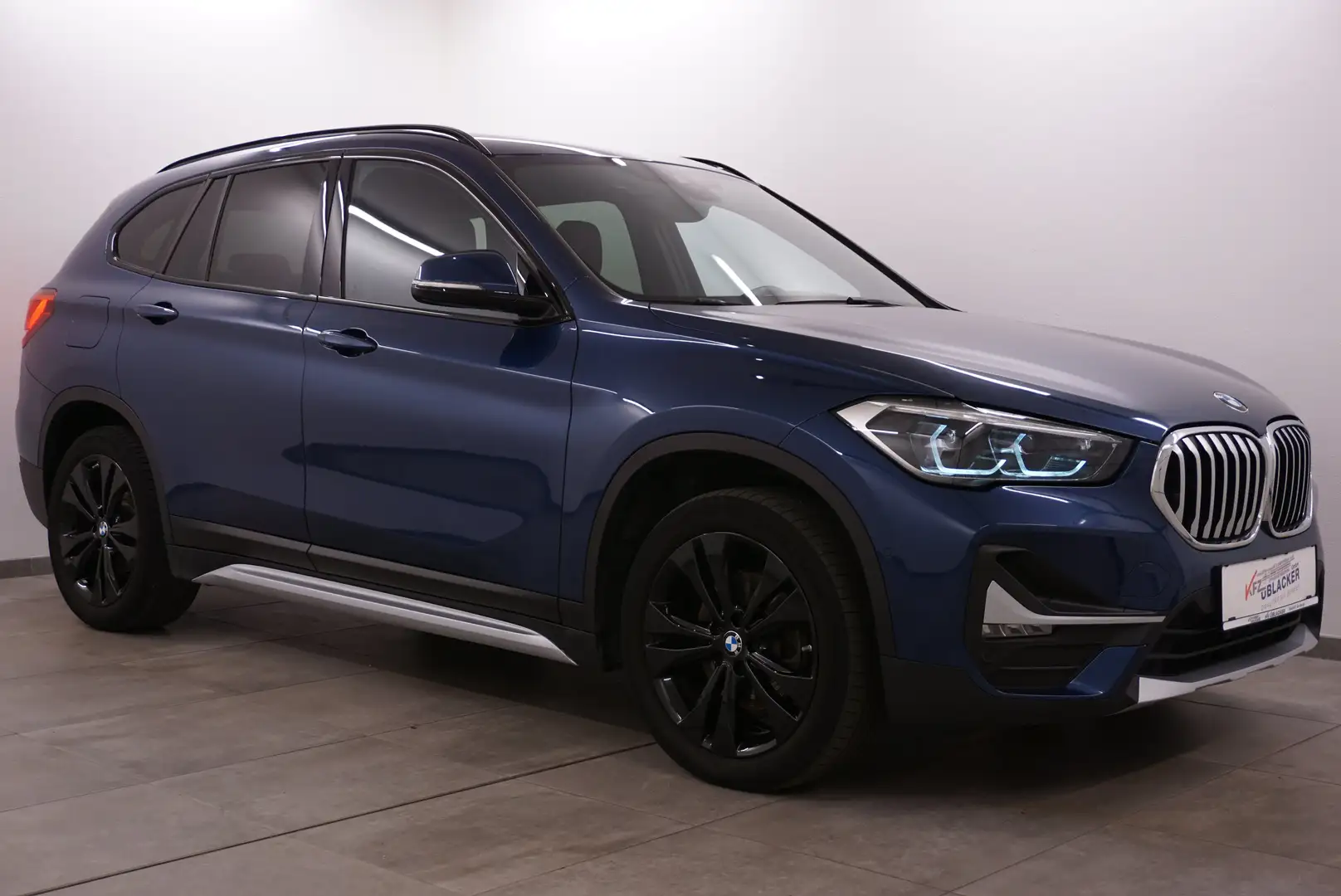 BMW X1 sDrive 18d // X-Line // AHK // Fernlichtassistent Bleu - 1