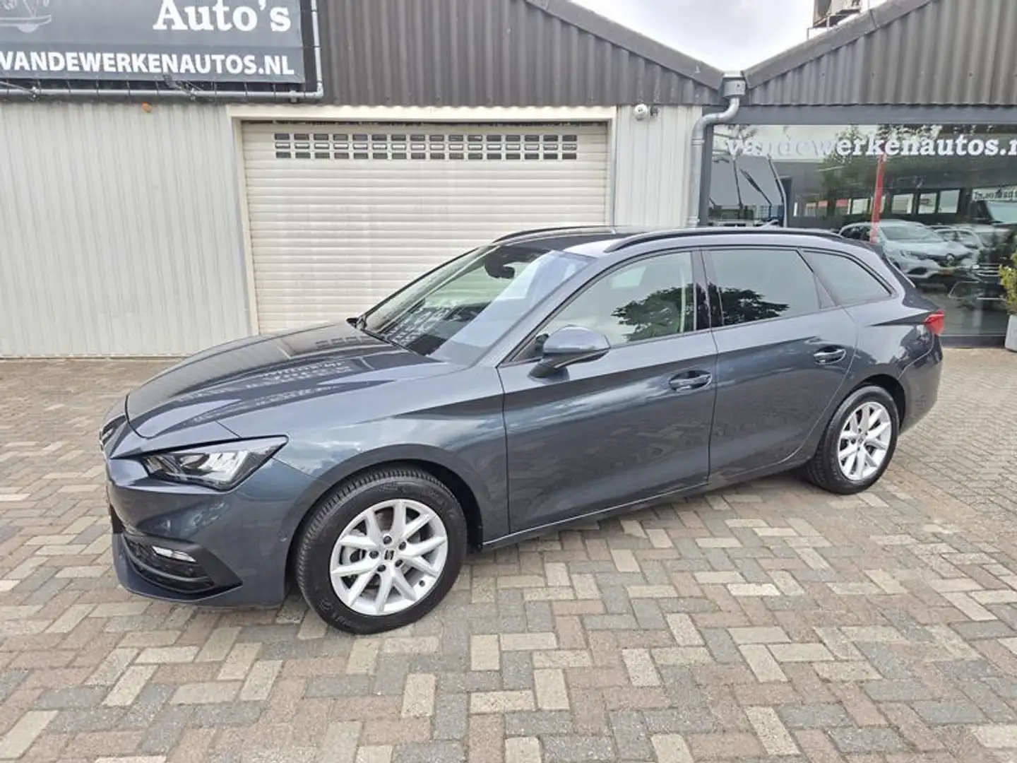SEAT Leon Sportstourer 1.0 eTSI Style Business Intense AUTOM Grijs - 2