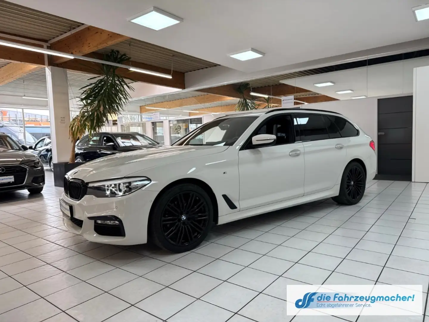 BMW 520 d xDrive M Sport Touring Park-Assistent Sportpaket White - 2