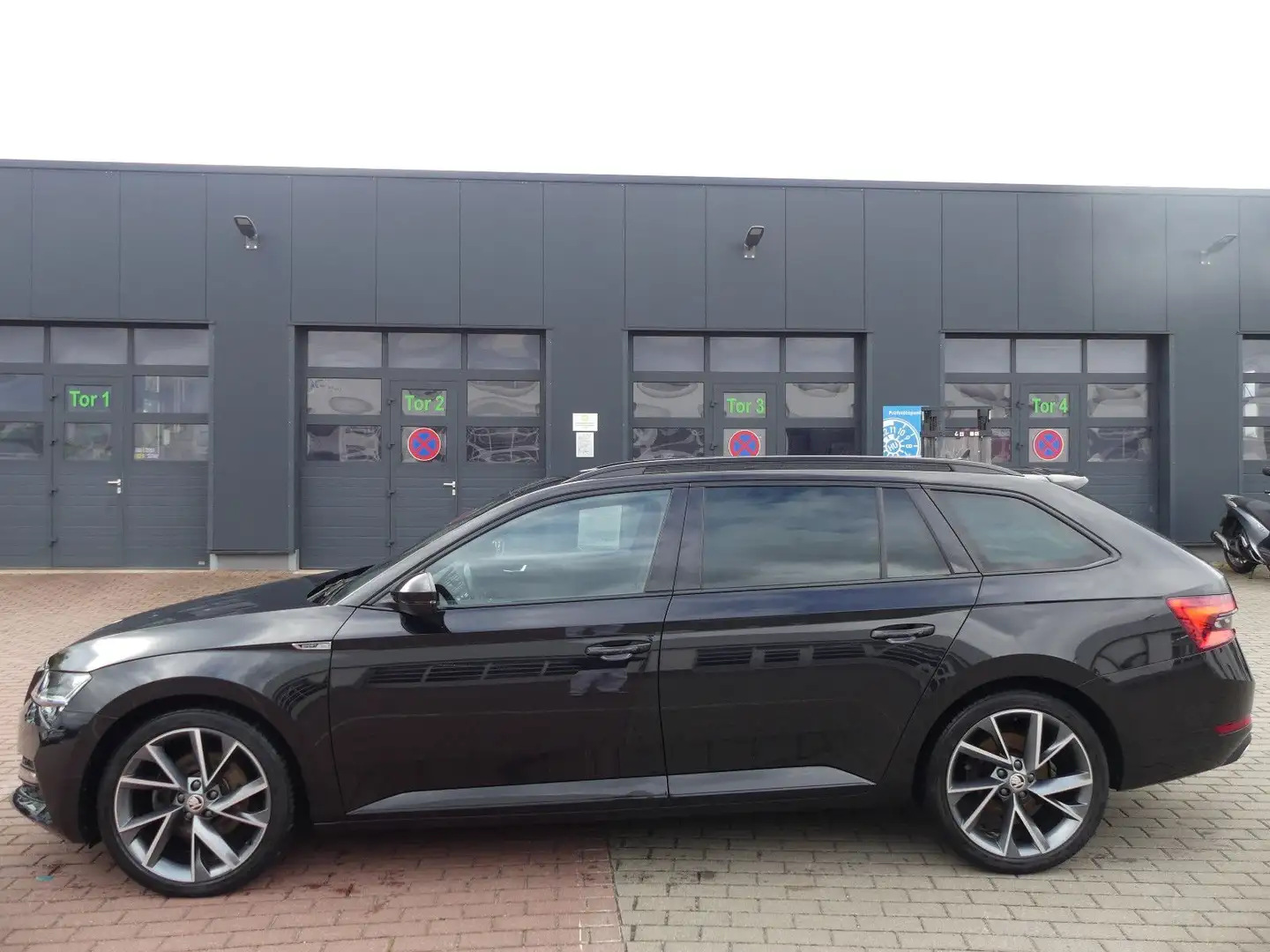 Skoda Superb Combi Sportline 2,0 TDI DSG Schwarz - 2