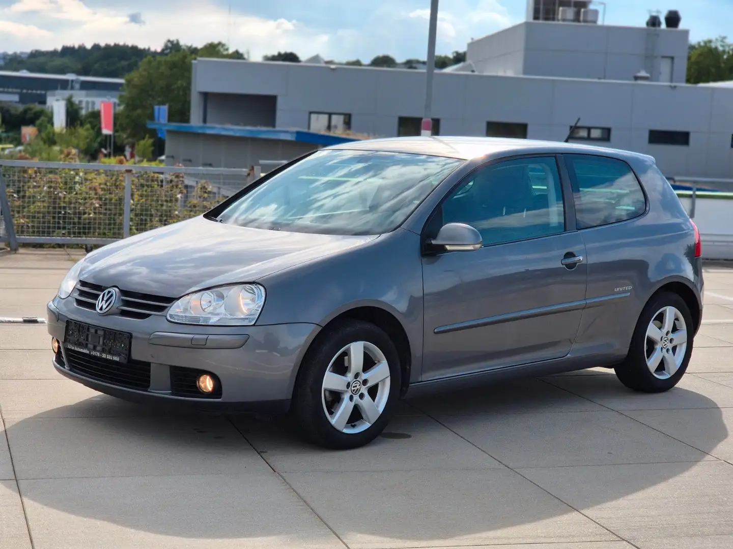 Volkswagen Golf V Lim. United 37tkm ZR. und Service Neu SHZ Grau - 2