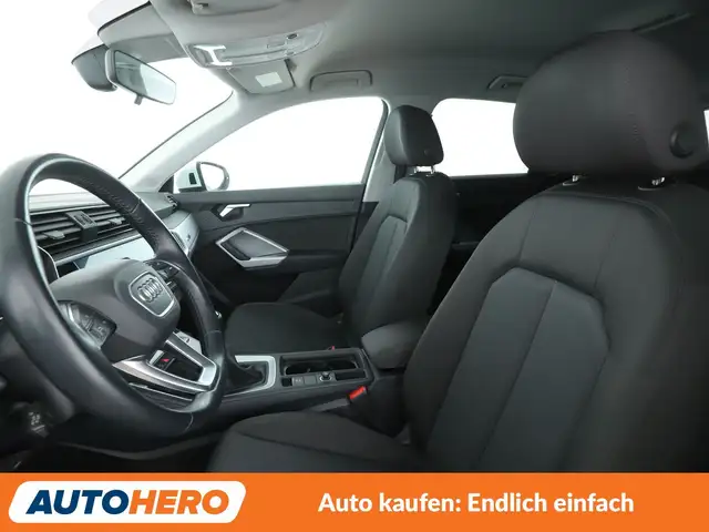 Audi Q3 view 10