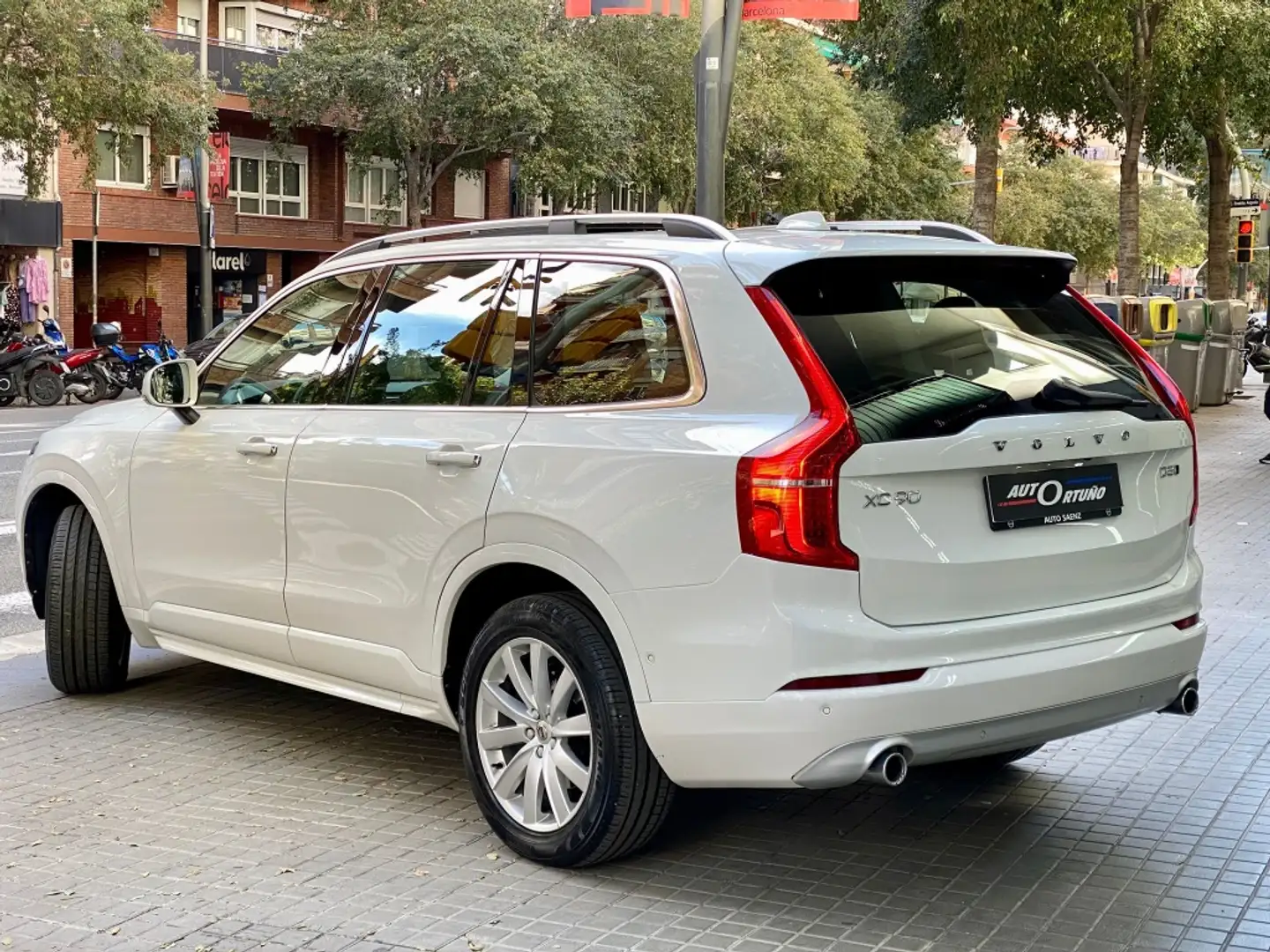 Volvo XC90 D5 Momentum 7pl. AWD 235 Aut. Weiß - 2