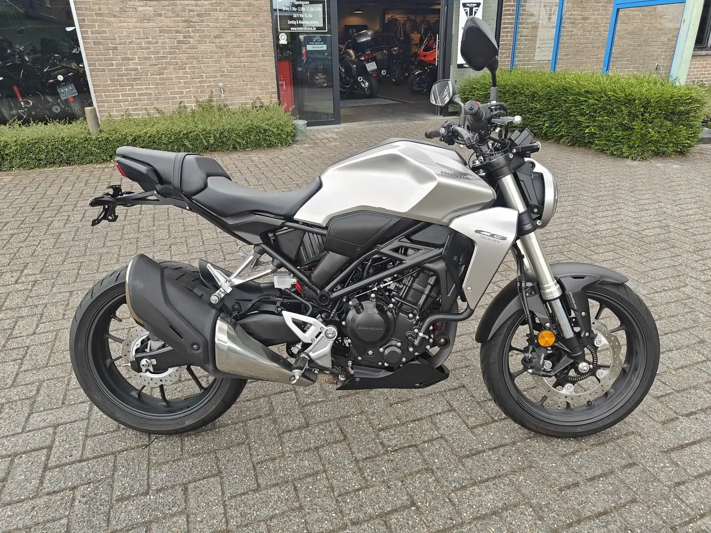 Honda CB 300 R siva - 2