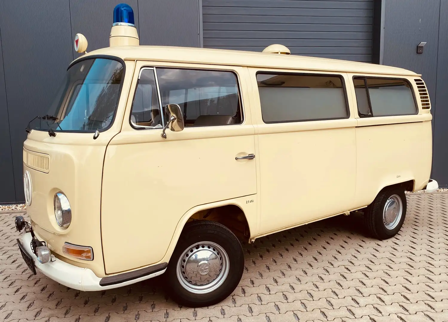 Volkswagen T2 Krankenwagen T2a, Vollrestauration Beige - 1