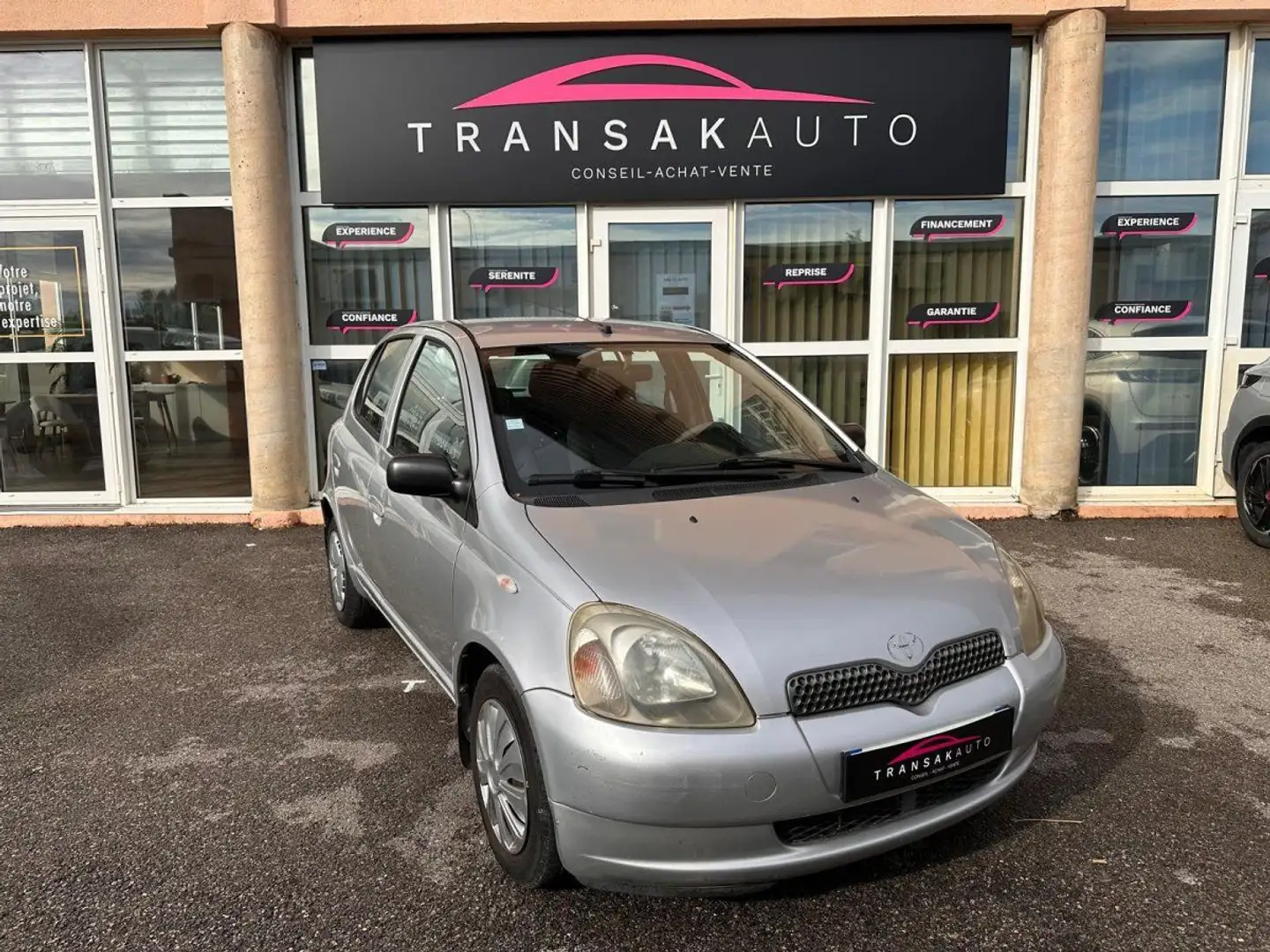 Toyota Yaris 1.0i Linea Luna Gris - 1