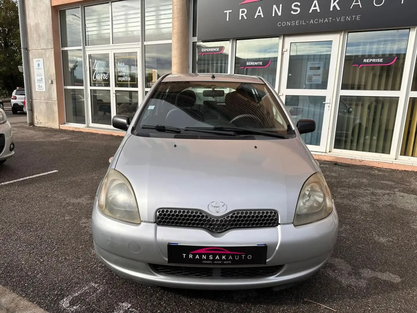 Toyota Yaris 1.0i Linea Luna Gris - 2